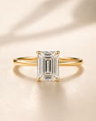 Anillo Solitario Clásico en Oro con Diamante Corte Esmeralda de Laboratorio