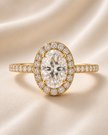 Anillo halo pavé con diamante ovalado central