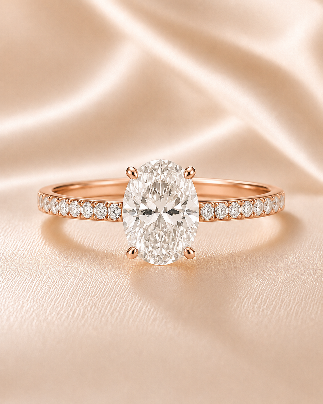 Anillo Solitario Pavé en Oro con Diamante Ovalado de Laboratorio y Diamantes Laterales Naturales
