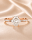 Anillo Solitario Pavé en Oro con Diamante Ovalado de Laboratorio y Diamantes Laterales Naturales