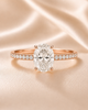 Anillo Solitario Pavé en Oro con Diamante Ovalado de Laboratorio y Diamantes Laterales Naturales