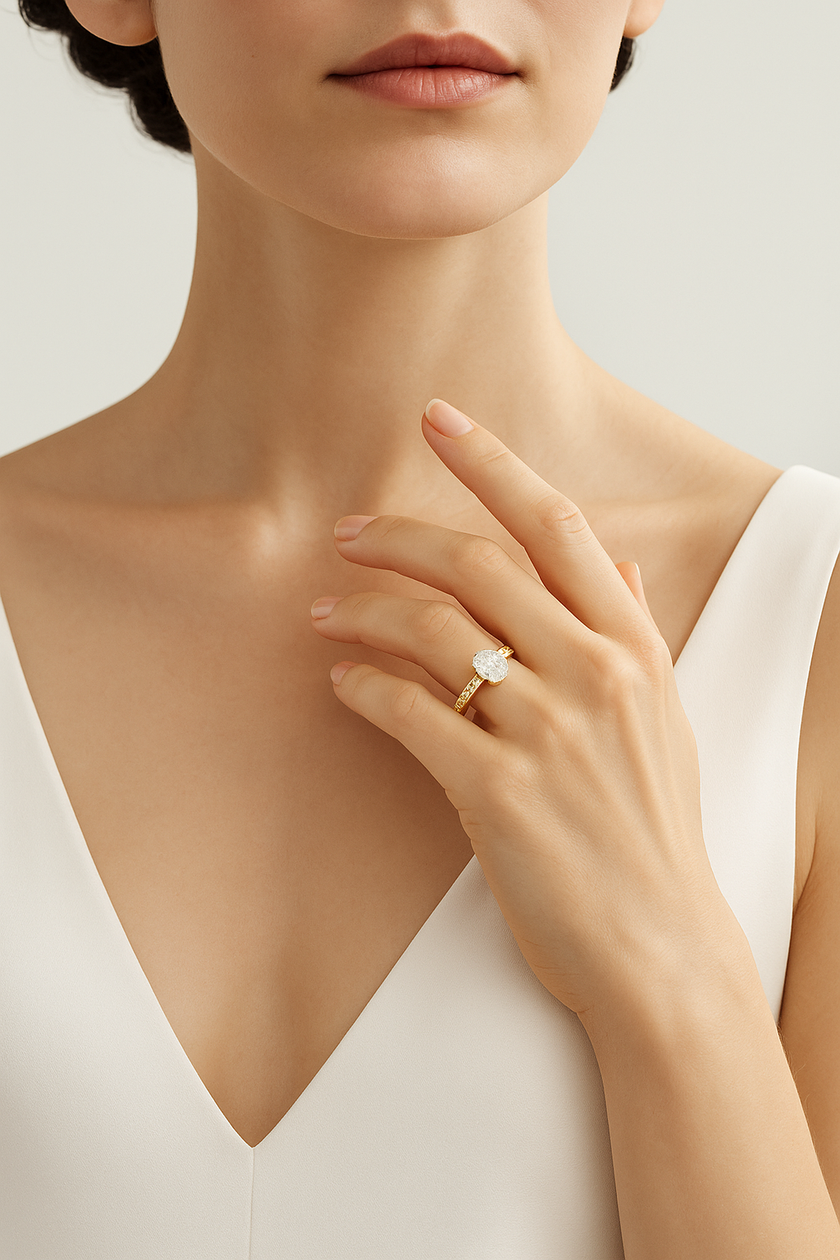 Anillo Solitario Pavé en Oro con Diamante Ovalado de Laboratorio y Diamantes Laterales Naturales