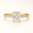 Anillo Solitario Pavé en Oro con Diamante Ovalado de Laboratorio y Diamantes Laterales Naturales