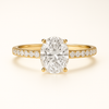 Anillo Solitario Pavé en Oro con Diamante Ovalado de Laboratorio y Diamantes Laterales Naturales