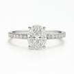 Anillo Solitario Pavé en Oro con Diamante Ovalado de Laboratorio y Diamantes Laterales Naturales