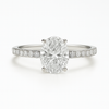 Anillo Solitario Pavé en Oro con Diamante Ovalado de Laboratorio y Diamantes Laterales Naturales