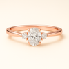 Anillo Tres Piedras en Oro con Diamante Ovalado de Laboratorio y Diamantes Naturales Laterales