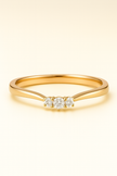 Anillo tres piedras pequeñas en oro con opción de moissanitas o diamantes naturales de 2 mm