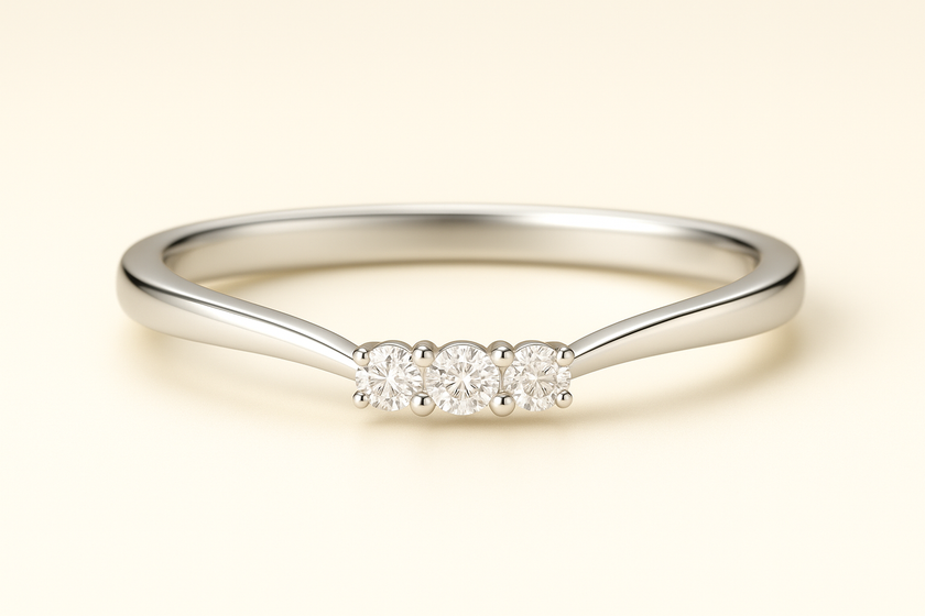 Anillo tres piedras pequeñas en oro con opción de moissanitas o diamantes naturales de 2 mm