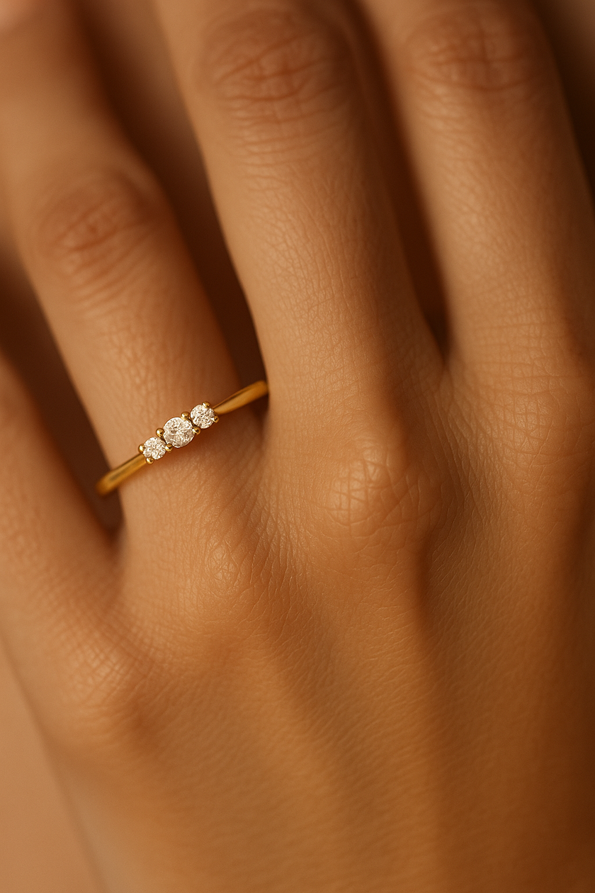 Anillo tres piedras pequeñas en oro con opción de moissanitas o diamantes naturales de 2 mm