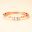 Anillo tres piedras pequeñas en oro con opción de moissanitas o diamantes naturales de 2 mm