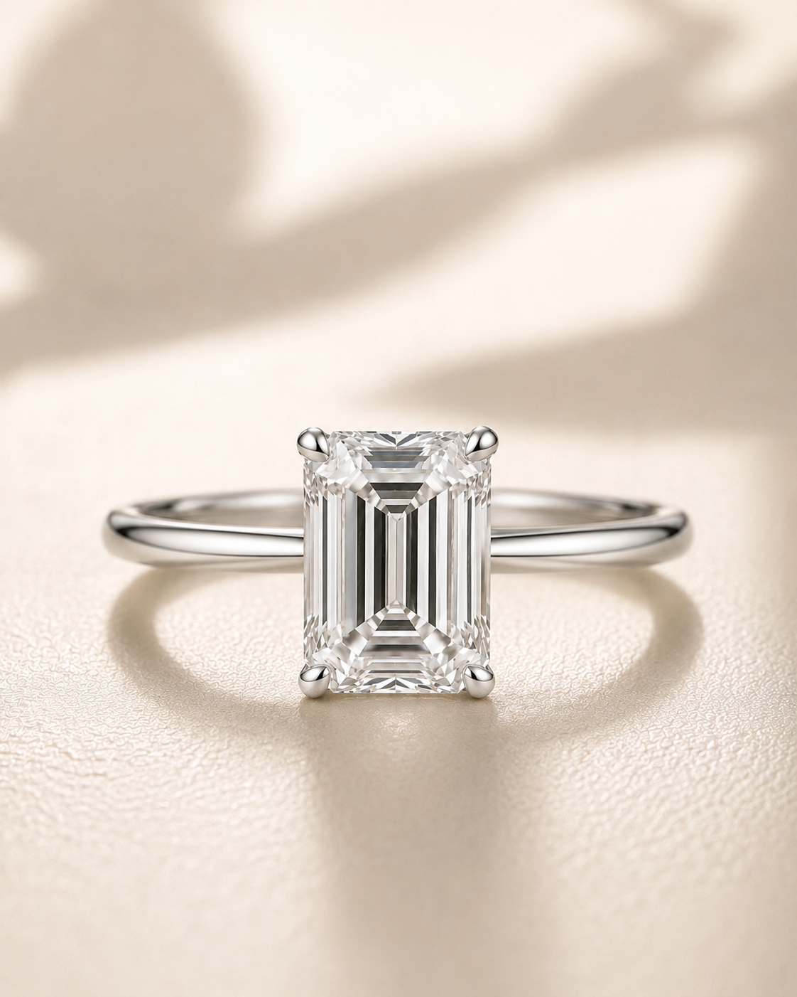 Anillo Solitario Clásico en Oro con Diamante Corte Esmeralda de Laboratorio