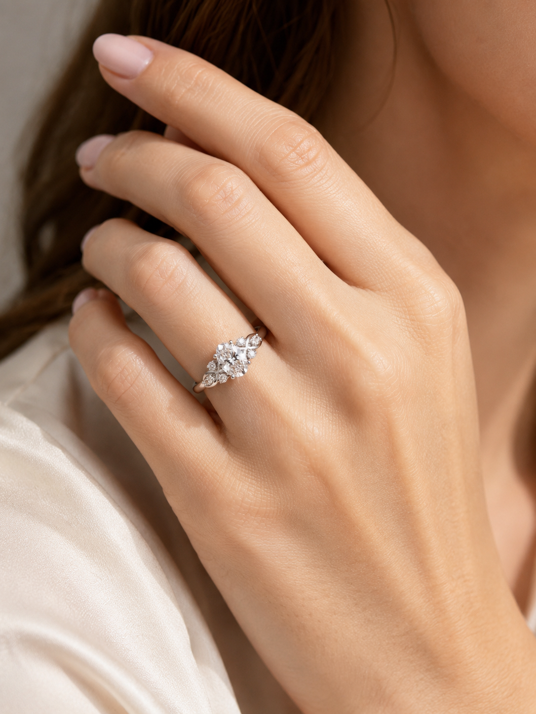 Anillo de compromiso corte oval con diamantes laterales