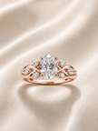 Anillo de compromiso corte oval con diamantes laterales