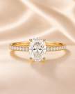 Anillo Solitario Pavé en Oro con Diamante Ovalado de Laboratorio y Diamantes Laterales Naturales