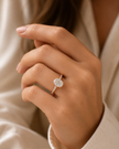 Anillo Solitario Pavé en Oro con Diamante Ovalado de Laboratorio y Diamantes Laterales Naturales