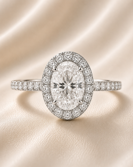 Anillo halo pavé con diamante ovalado central