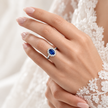 Anillo estilo Lady Diana en oro con zafiro y diamantes de laboratorio